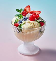 Weißes Stracciatella-Eis mit Früchten und Minzpesto