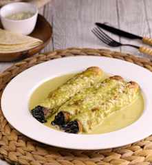 Taquitos de huitlacoche en salsa poblana gratinados