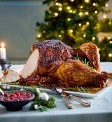 Truthahn mit Dörrobst-Semmelknödel-Füllung und Cranberry-Sauce