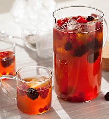 Thé glacé aux fruits et à la cannelle