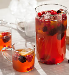 Té helado con frutas y canela