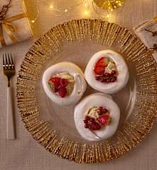 Piccole pavlove con mousse al caramello