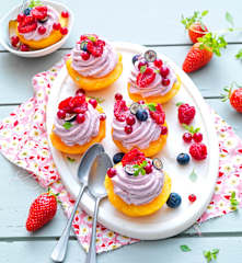 Pêches à la mousse de fraise et chocolat blanc
