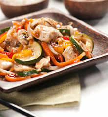 Hähnchen mit Reis und asiatischem Gemüse