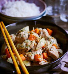 Hähnchen mit Pinienkernen und Zwiebeln