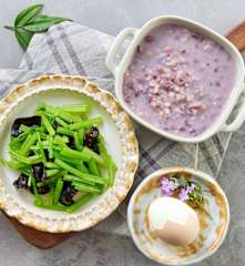 早餐（牛奶红豆薏仁粥、芹菜炒木耳、水煮蛋）