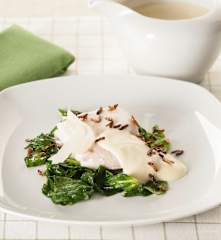 Pescadilla al vapor con espinacas y salsa