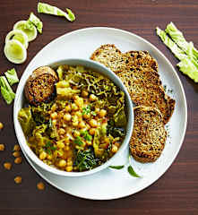 Zuppa di cavolo, porri e ceci