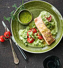 Salmone con salsa alla senape e all'aneto