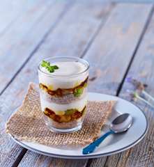 Vasitos de yogur con frutas y cereales