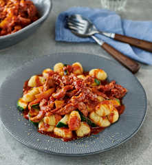 Gnocchi cu carne de porc, roșii și dovlecei