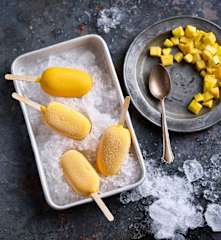 Gelado de nata com cobertura de manga