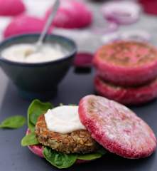 Hamburguesas de lentejas en pan de remolacha