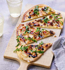 Flammkuchen mit Datteln und Speck