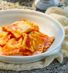 Ravioles de salmón y queso