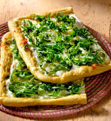 Pizza blanca con rúcula