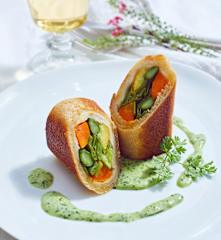 Frühlingsgemüsetramezzini mit Kerbelsauce