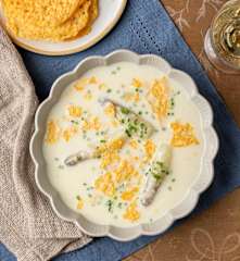 Spargelcremesüppchen mit Käsechips