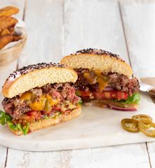 Hamburguesa de ternera rellena de jalapeños y cheddar