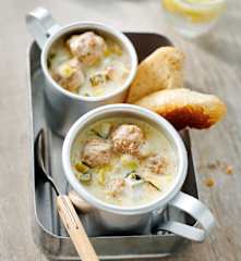 Lauch-Käse-Suppe mit Hackfleischbällchen