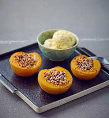 Pesche a cottura lenta gratinate al cioccolato e amaretto