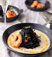 Schwarze Spaghetti mit Parmesan-Sauce und Garnelen