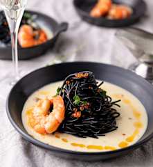 Spaghetti al nero di seppia con salsa al Parmigiano Reggiano