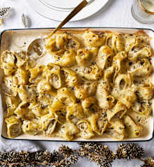 Galets rellenos gratinados en salsa de almendras