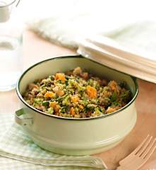 Salată de quinoa cu legume, nuci și semințe