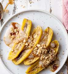 Plátano al horno con sirope de arce y salsa de coco con perlas de tapioca