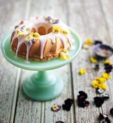 Bolo com amores-perfeitos