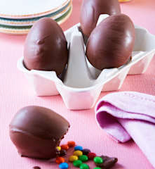 Huevos de chocolate con lunetas de colores