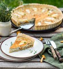 Tarta z kurkami, porem i serem camembert