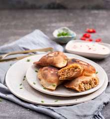 Fataya z łososiem i pikantnym sosem