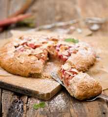 Orkiszowa galette z rabarbarem