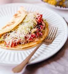 Crepioca com salteado de cogumelos brancos e cenoura