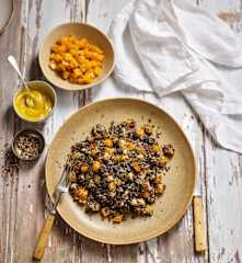 Salada morna de quinoa e couve-de-bruxelas