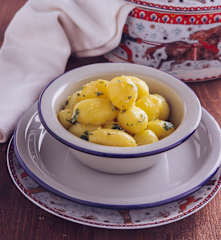 Patate novelle al burro e erbe