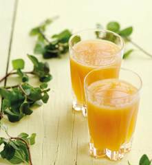 Sumo de fruta com chá de rooibos