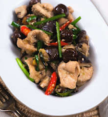 ไก่ผัดเกาลัดและเห็ดหอม