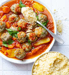 Tajine de boulettes merlan-sardines, sauce tomate et couscous