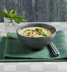 Schnelle Kichererbsensuppe mit schwarzem Sesam