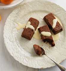 Marquise de chocolate com molho de laranja