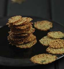 Crocantes de parmesão com tomilho e curgete