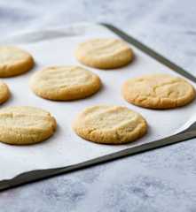 Quick almond biscuits