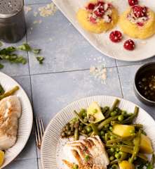 Menu: Salada de batata, feijão-verde e ervilhas com bacalhau e Clafoutis de frutos vermelhos
