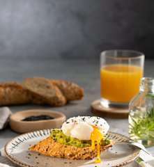 Tostadas de pan integral con aguacate
