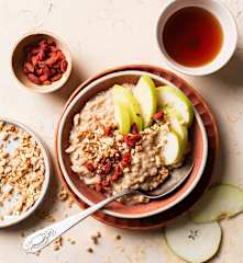 Porridge mit Früchten und Zimt