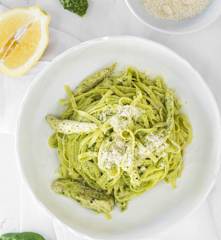 Ταλιατέλες με κοτόπουλο και πέστο από σπανάκι και αμύγδαλα