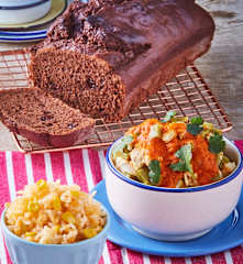 Pollo en salsa de guajillo, arroz con elote y pastel de chocoplátano